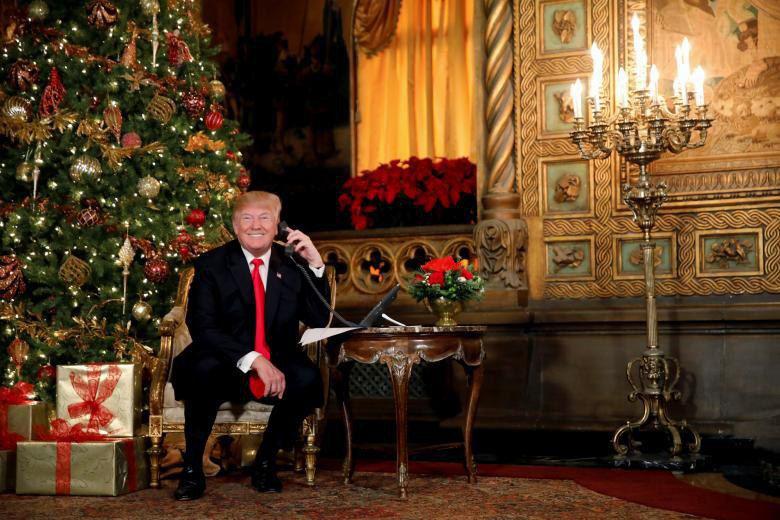 ترامپ در حال مکالمه تلفنی در عمارت شخصی خود +عکس
