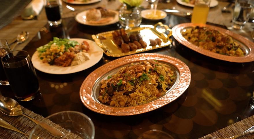 افطاری اولین سرآشپز مرد امارات +فیلم