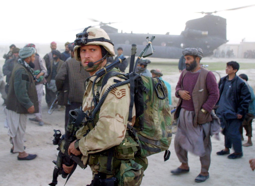 تحویل دادن کودک افغان به دست سرباز آمریکایى + فیلم