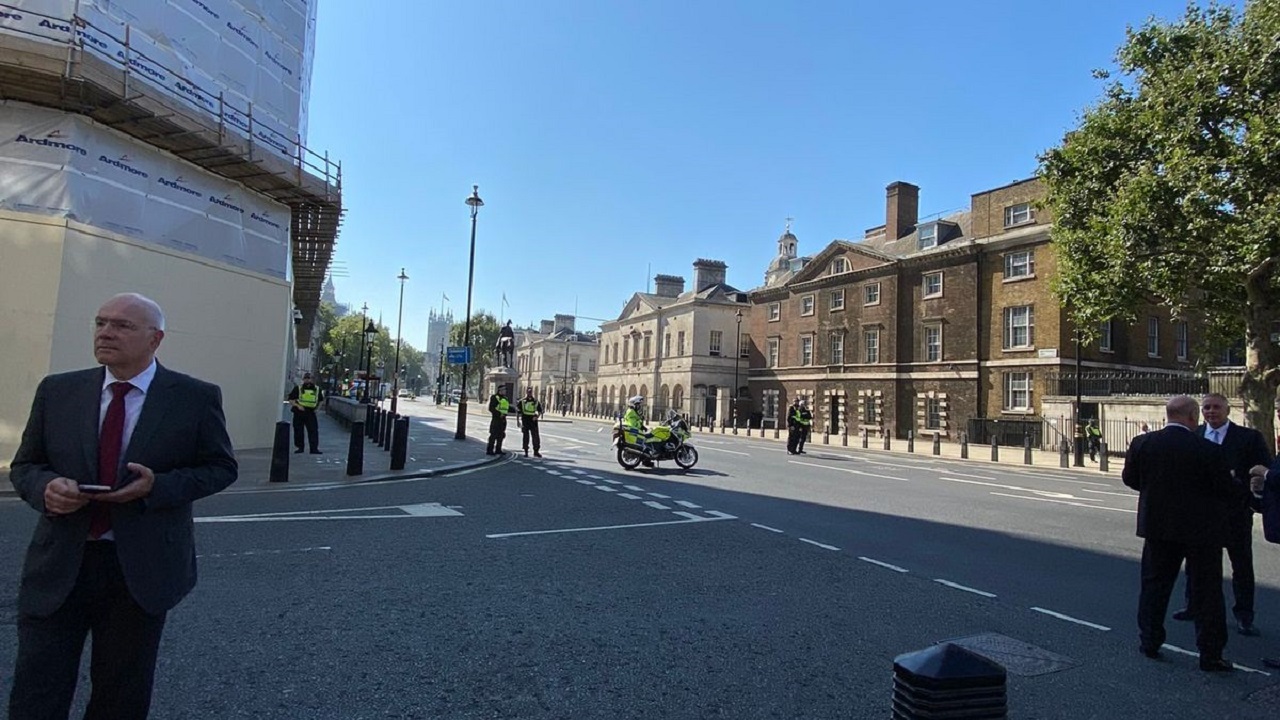 کشف بسته مشکوک مقابل دفتر نخست وزیری انگلیس