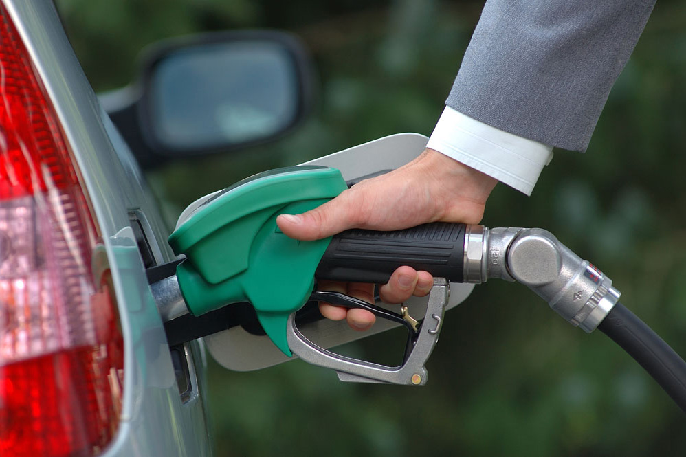 وقت توقف مسابقه زیان‌بار مصرف بنزین رسیده است