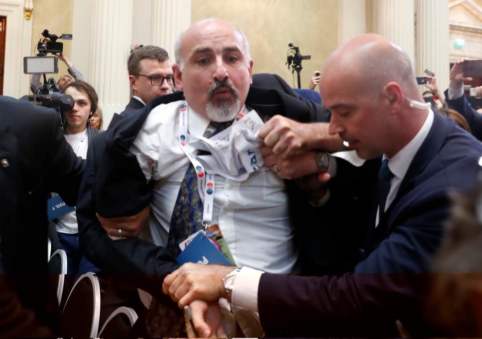 اخراج و برخورد فیزیکی با خبرنگار معترض در نشست ترامپ و پوتین +عکس