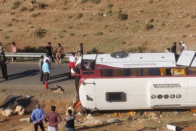 انتقاد از عدم ارائه گزارش در مورد واژگونی اتوبوس خبرنگاران
