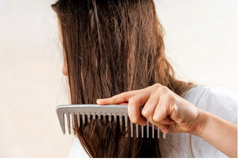 بدترین اشتباه خانم ها هنگام برس کشیدن موهایشان