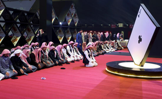 ورق بازی زنان عربستانی در کنار مردان برای اولین بار +عکس