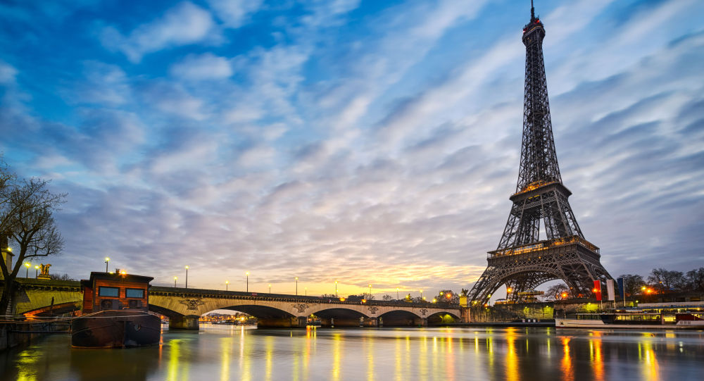 مشهورترین خیابان پاریس در وضعیتی عجیب