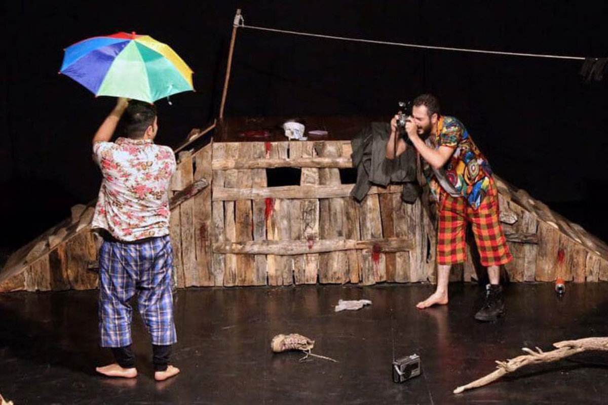توقیف یک نمایش به خاطر حجاب تماشاگران و رنگ چتر