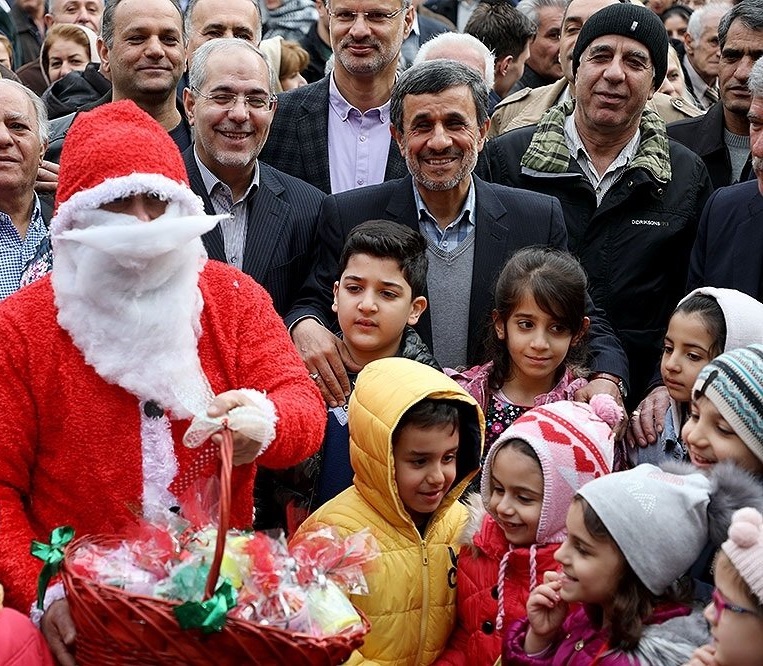 عکس یادگاری احمدی‌نژاد با بابانوئل