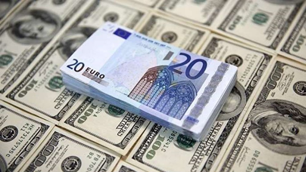 ادامه روند نزولی دلار و یورو در صرافی های بانکی 