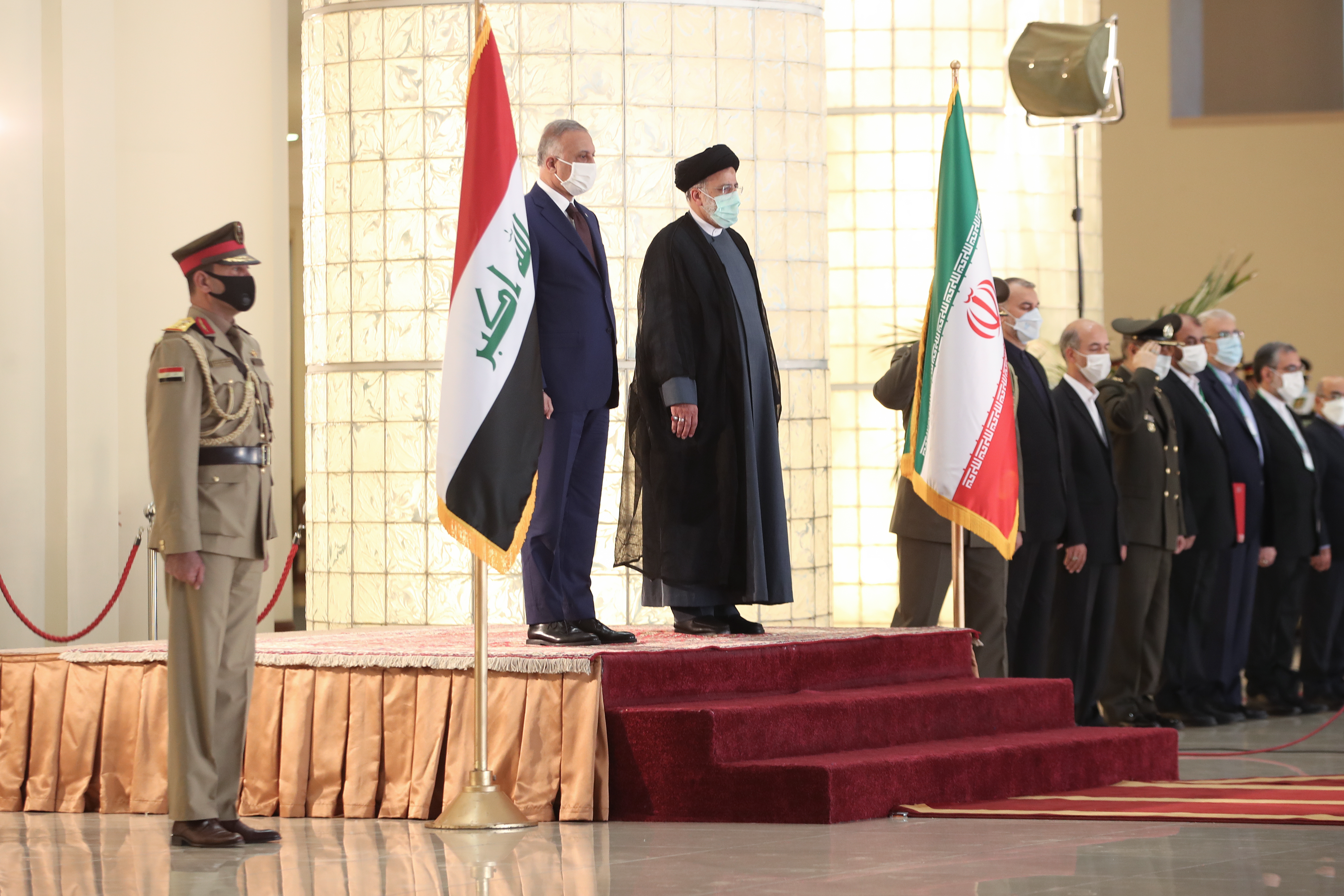 استقبال رسمی رییسی از نخست وزیر عراق