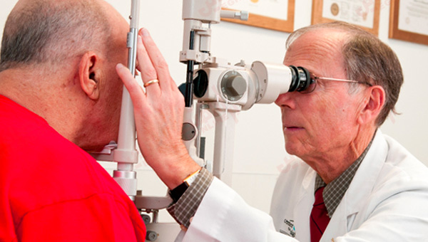 ضرورت های معاینه کامل چشم حداقل هر ۲ سال یکبار 