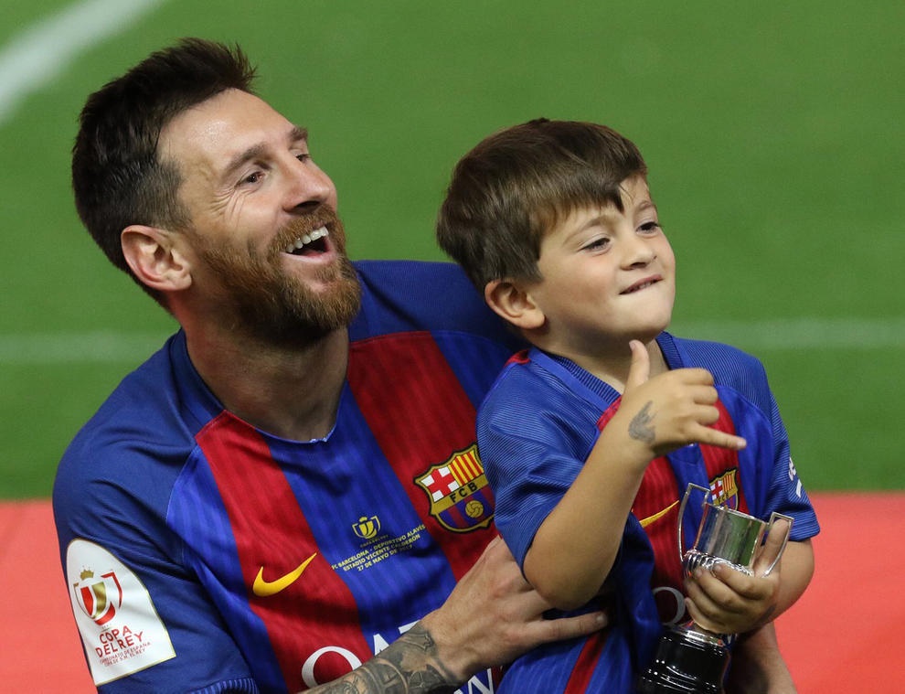 مسی و پسرش پس‌از بیست و نهمین قهرمانی بارسا +عکس