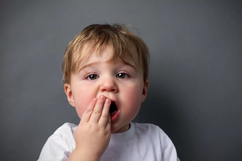 با دندان درد کودکان چه کنیم؟  + درمان سریع گیاهی در خانه
