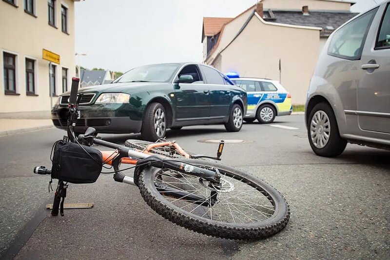 لحظه هولناک زیر گرفتن دوچرخه سوار توسط یک خودرو + فیلم