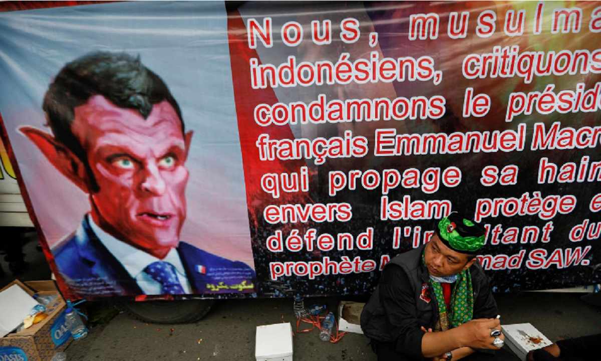 تظاهرات گسترده مسلمانان اندونزی علیه رییس‌جمهور فرانسه/ تظاهرکنندگان: ماکرون تروریست واقعی است