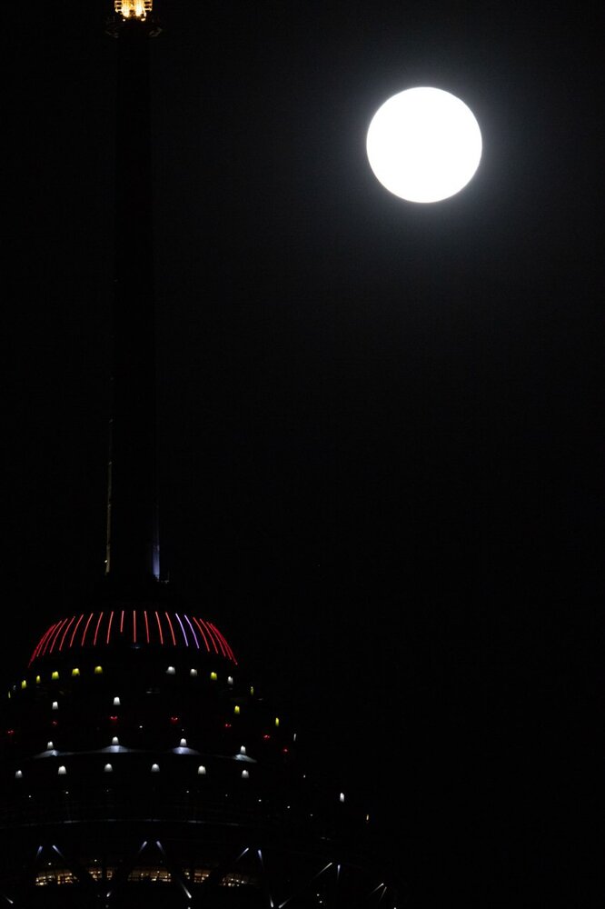 این ماه زیبا دلیل زلزله دیشب تهران؟ +عکس