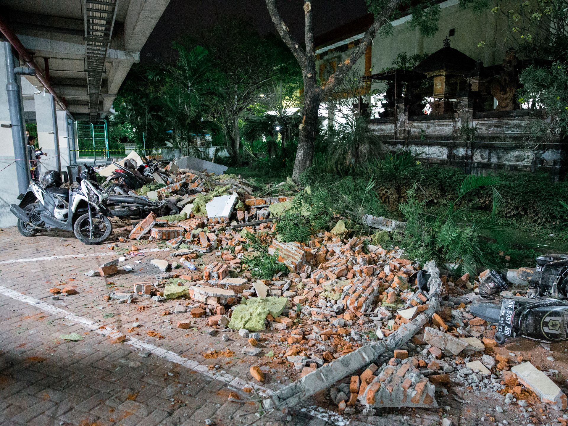 تلفات زلزله اندونزی به 384تن رسید