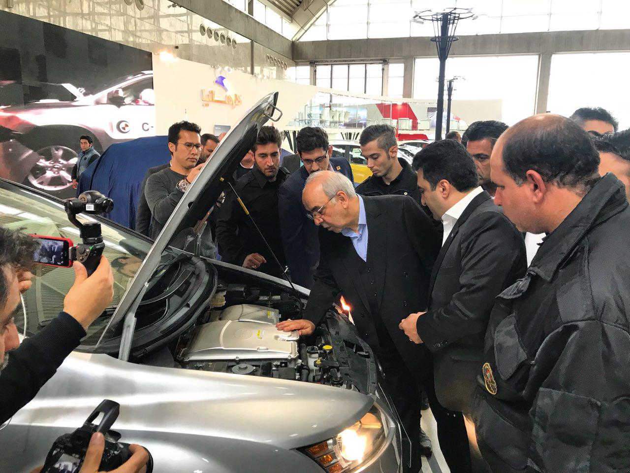 بازدید معاون وزیر صنعت از غرفه کارمانیا در دومین نمایشگاه خودرو تهران
