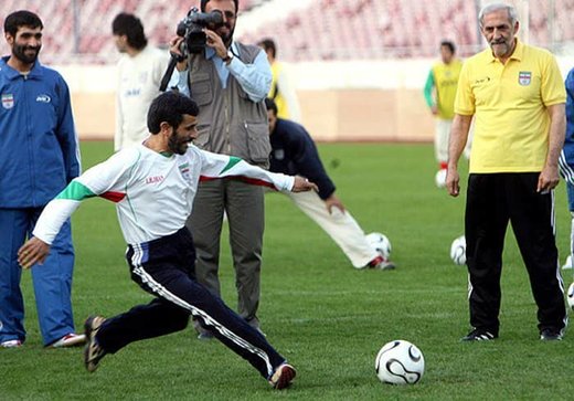 احمدی‌نژاد خودش را فوتبالیست معرفی کرد +عکس