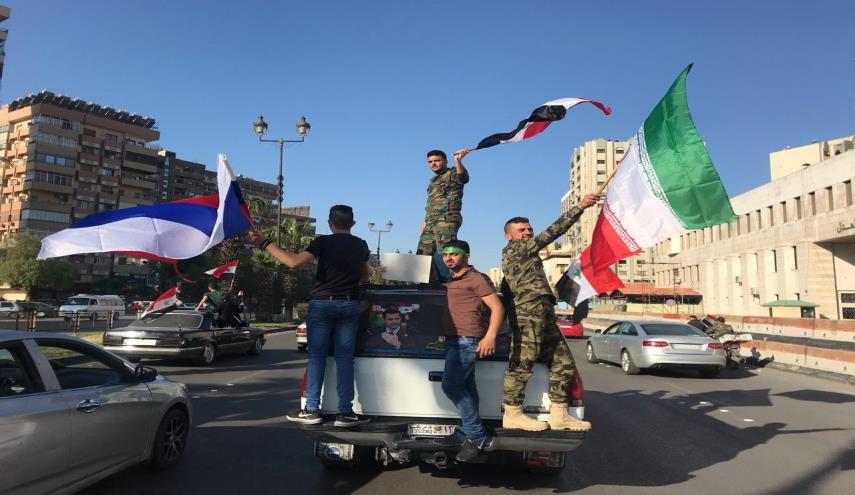  برافراشته شدن پرچم ایران توسط مردم سوریه +فیلم