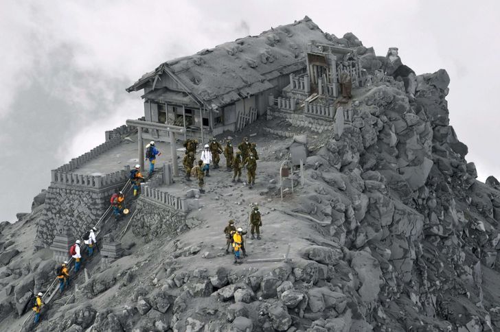 معبدی پوشیده از خاکستر ناشی از فوران آتشفشان Ontake، ژاپن