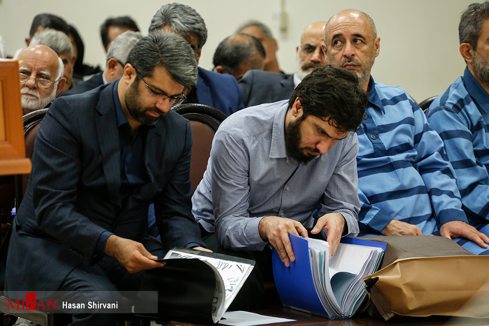 حجم بالای مدارک همراه متهم بانک سرمایه در دادگاه +تصاویر حجم بالای مدارک همراه متهم بانک سرمایه در دادگاه +تصاویر
