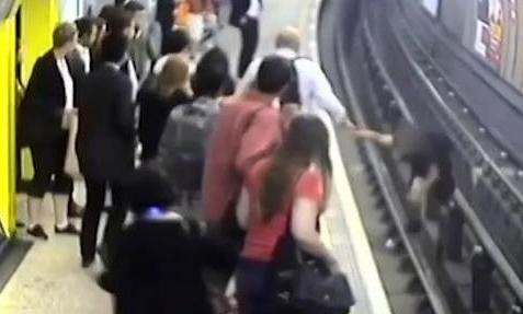 لحظه دلهره آور بیهوش و پرت شدن یک زن روی ریل مترو + فیلم
