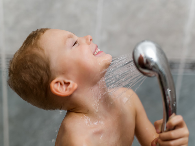 چطور به کودک روش صحیح حمام کردن را بیاموزیم؟