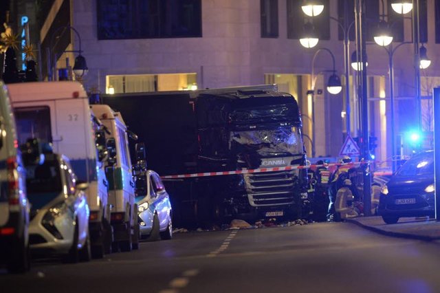 راننده کامیون داعشی مردم را در برلین زیر گرفت +عکس