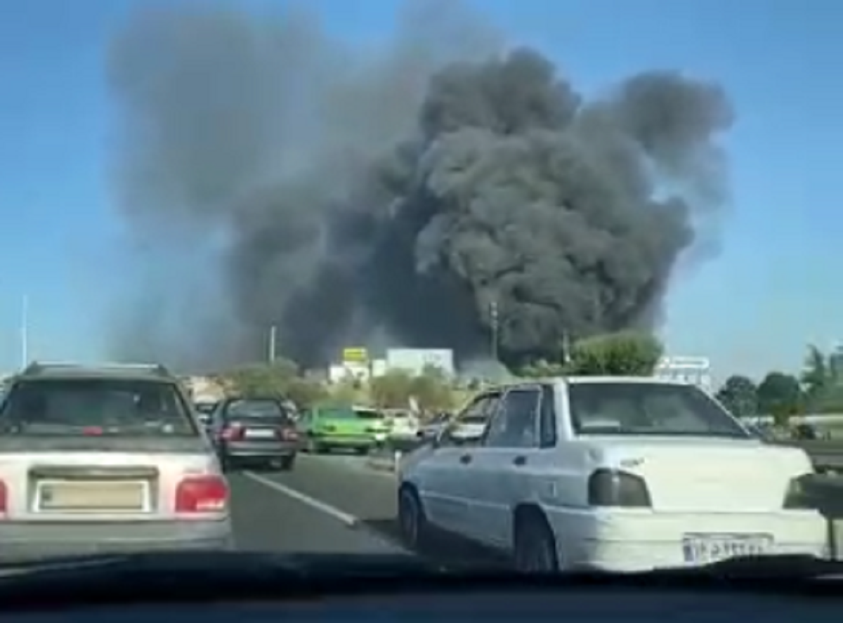 آتش‌سوزی در انبار پالت شرکت بهنوش + فیلم