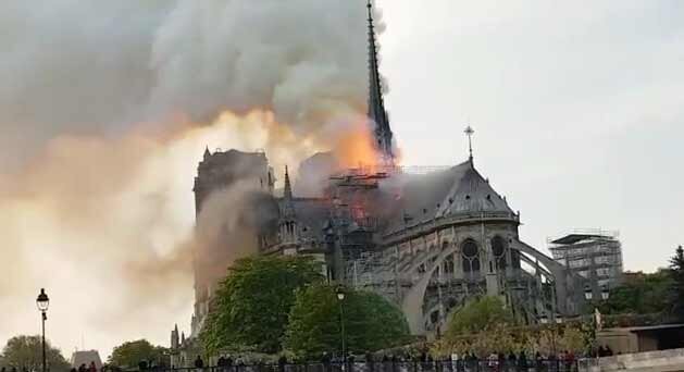 کلیسای قدیمی نوتردام پاریس در آتش سوخت +عکس