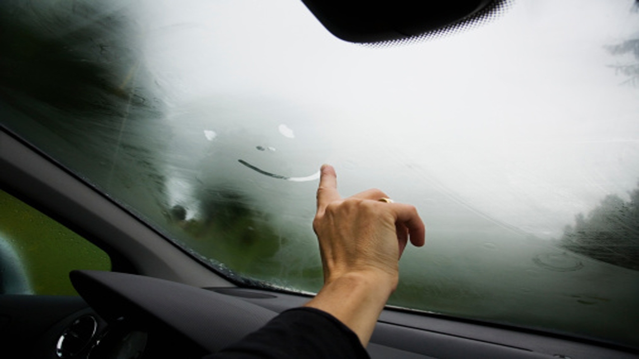 یک راه ساده برای جلوگیری از بخار کردن شیشه های خودرو