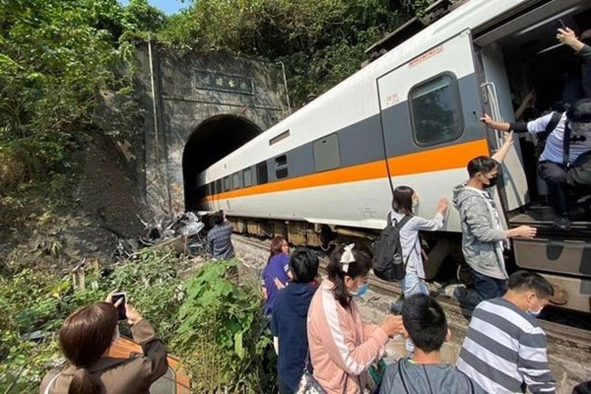 تصادف مرگبار قطار و کامیون در تایوان با ۳۶کشته +عکس