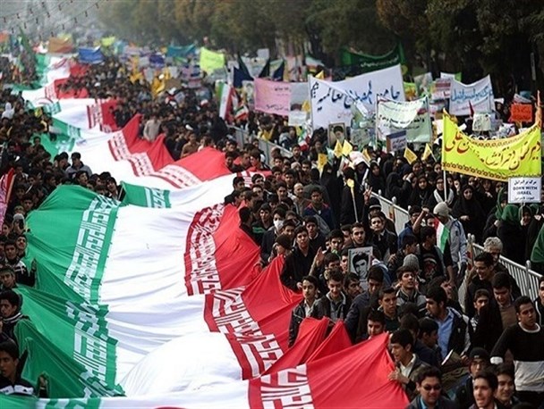 حمل پرچم ۵۰ متری ایران توسط مردم در گیلان + فیلم