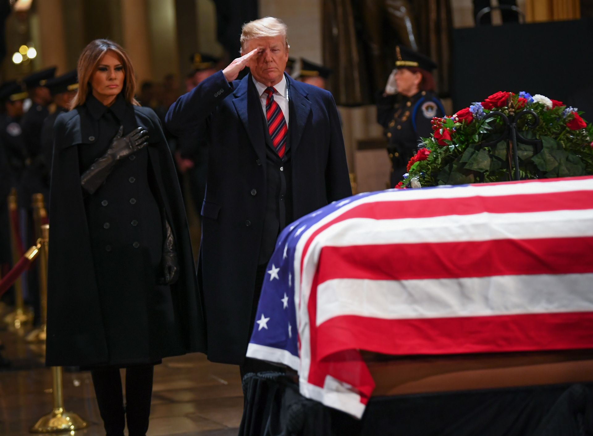ژست جالب ترامپ هنگام ادای احترام به بوش پدر +عکس