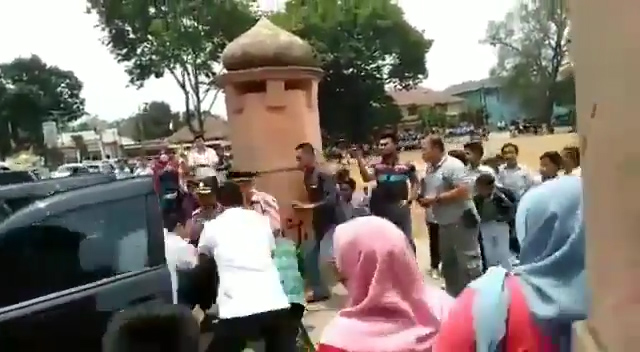 حمله با چاقو به وزیر امنیت اندونزی +فیلم