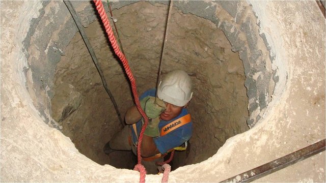 مرگ دو کارگر در عمق 10متری چاه
