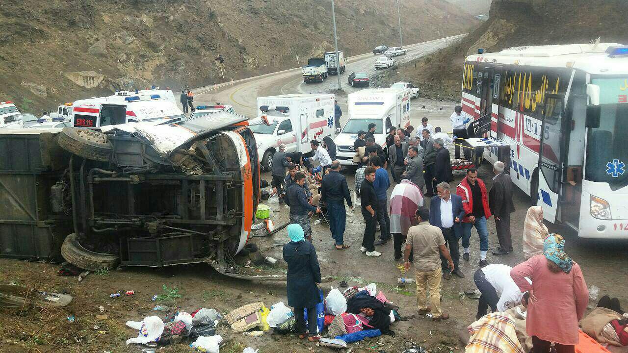 واژگونی اتوبوس حامل گردشگران اصفهانی در گردنه حیران