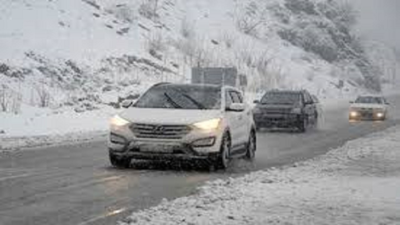 هشدار به مسافران! بارش برف به ارتفاع ۱۵ سانتی متر در جاده الیگودرز + فیلم