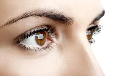 عفونت چشم با استفاده از لنز و مژه مصنوعی