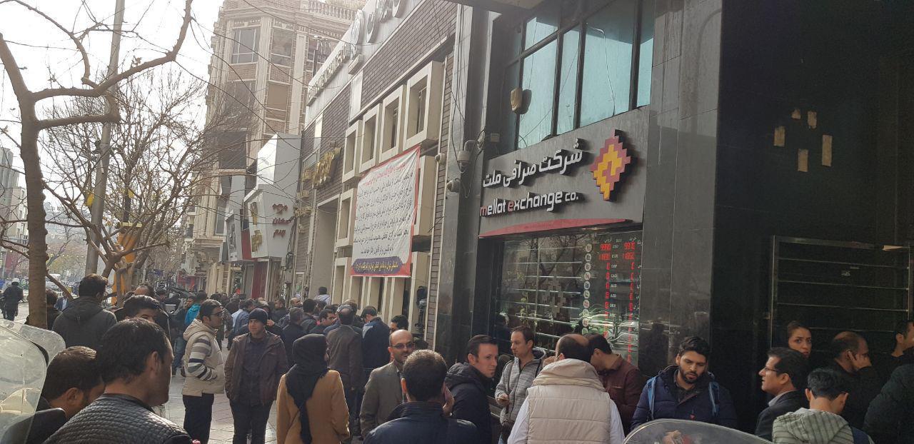 فروشندگان ارز مقابل صرافی‌های بانکی تهران +عکس