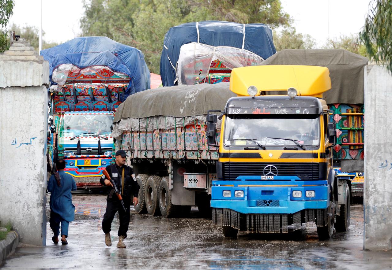 دستور عجیب طالبان برای تردد کامیون‌های ایرانی / همسایه جنوب شرقی چه در سر دارد؟