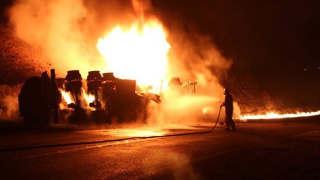 تصاویری هولناک از آتش سوزی یک کامیون حامل سوخت + فیلم