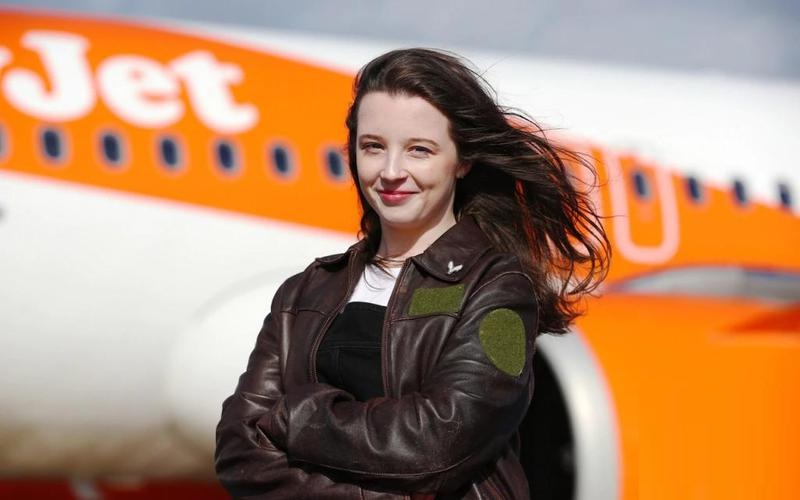 جوان‌ترین خلبان زن در جهان کیست؟ +عکس