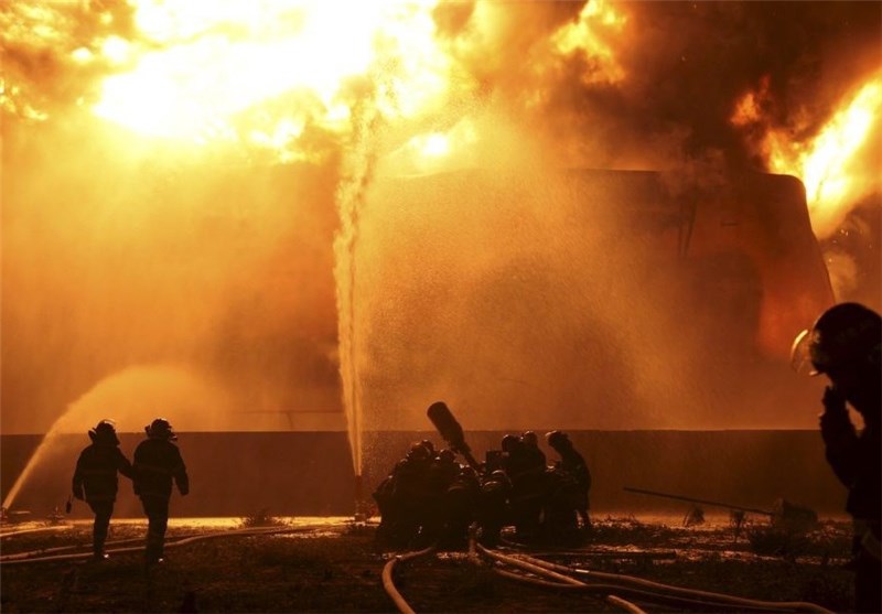 یک دکل نفتی در جنوب کشور آتش گرفت
