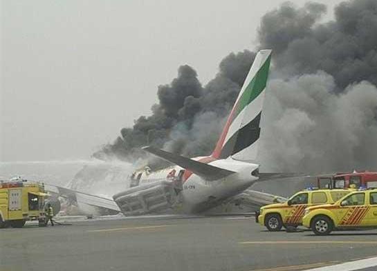 سقوط هواپیما در فرودگاه دوبی+ تصاویر