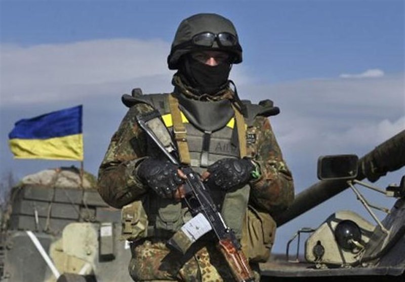 سرباز اوکراینی که گوشی اش مانع تیر خوردنش شد + فیلم
