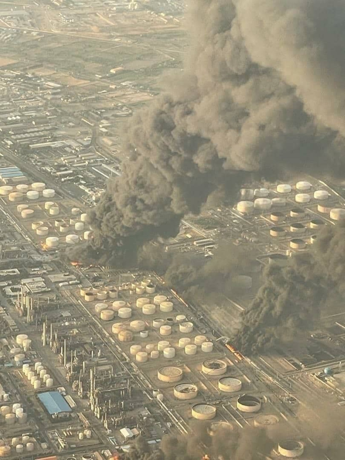 عکس هوایی از  آتش‌سوزی پالایشگاه نفت تهران