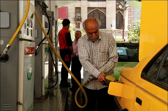عرضه بنزین ۱۵۰۰تومانی در ۱۰۰جایگاه سوخت در تهران