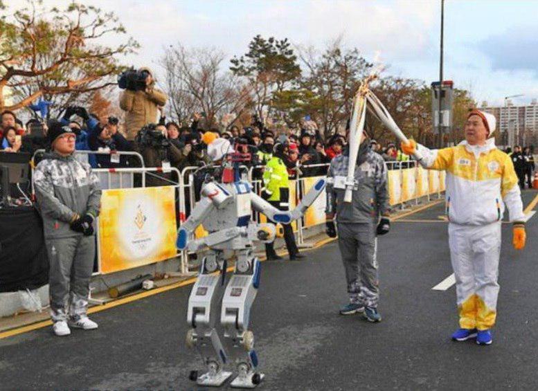 حمل مشعل المپیک زمستانی توسط ربات انسان‌نما +عکس